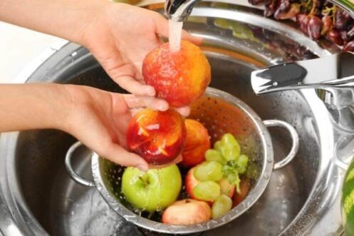 Waschen von Früchten, um das Auftreten von Parasiten im Körper zu verhindern