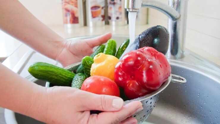 Waschen von Gemüse und Obst als vorbeugende Maßnahme gegen Parasiten
